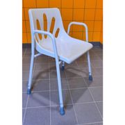 Chaise de douche englobante